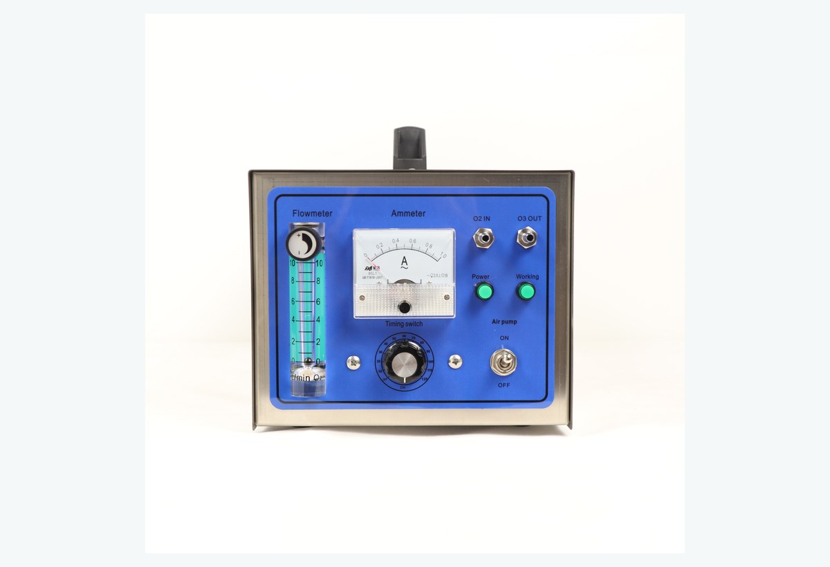 Compact oxygen or air-fed ozone water generator